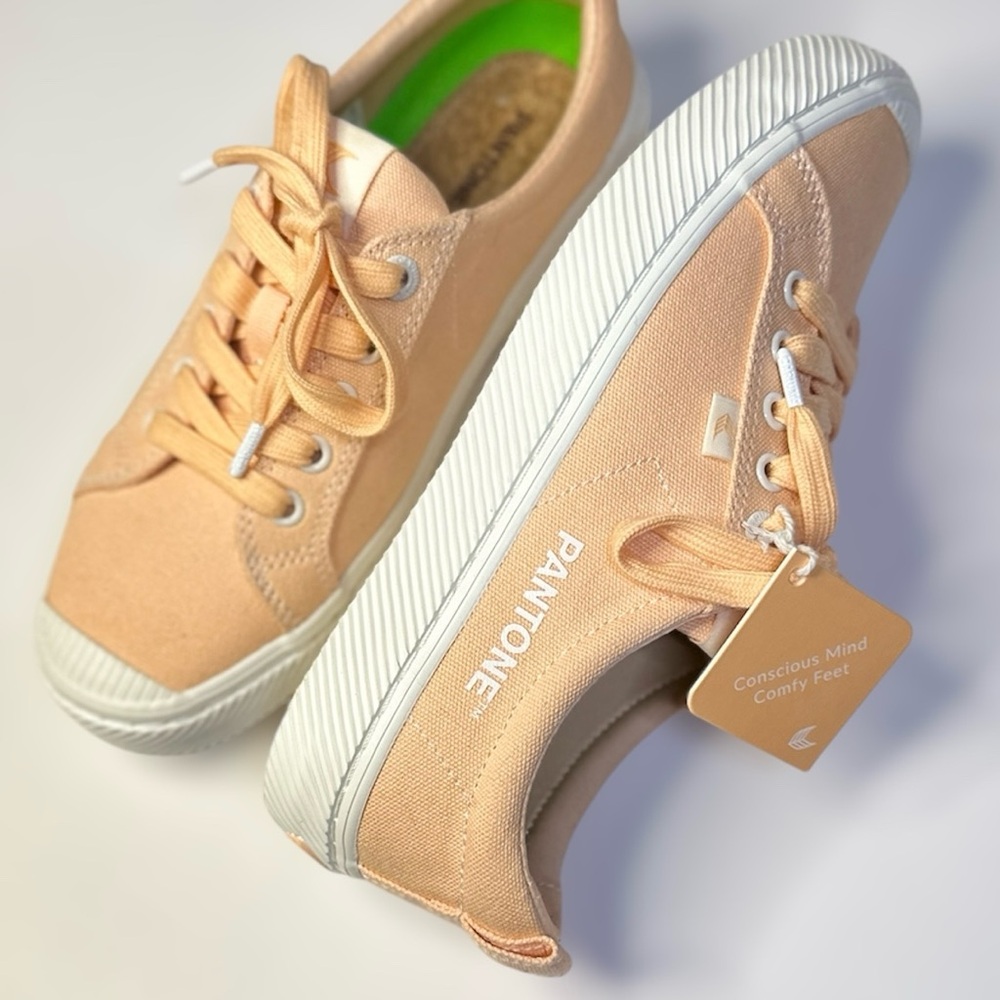 NWOT Cariuma X Pantone Fuzzy Peach OCA Low Top Sneaker - Women's Size 8 | EU 39
